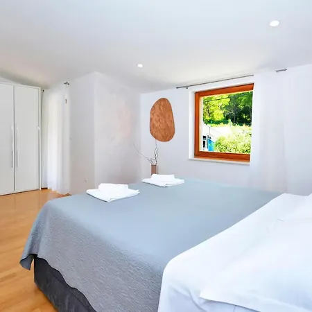 In With Private Swimming Pool, Be Inside Or Outside Ferienhaus