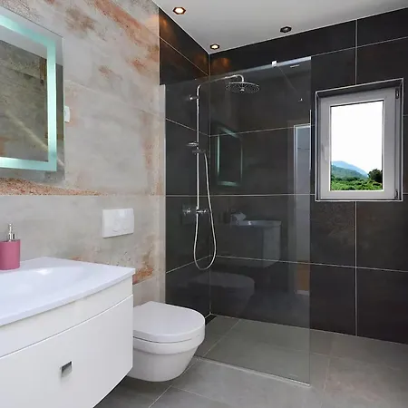 In With Private Swimming Pool, Be Inside Or Outside * Podstrana